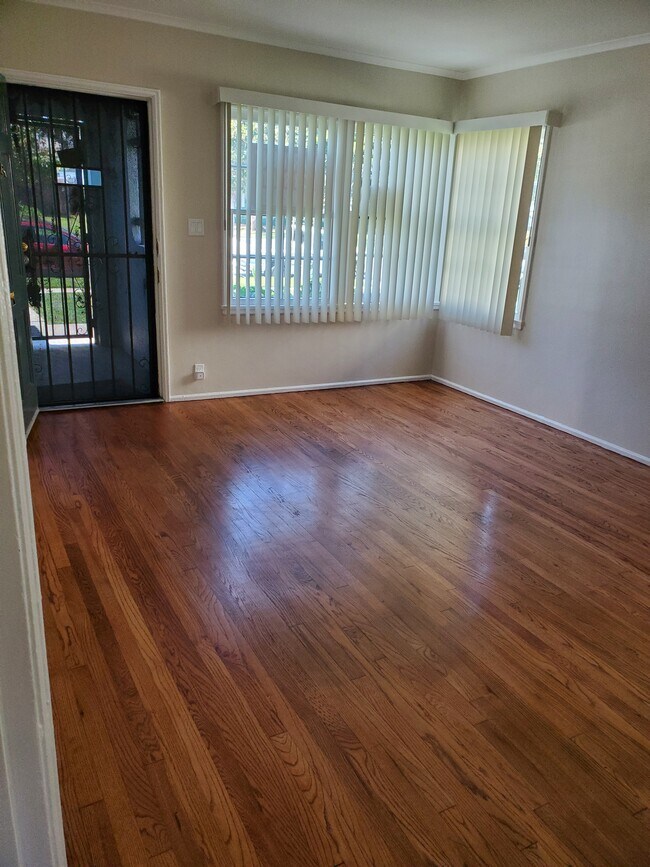 Foto del edificio - 3526 Farmdale Ave