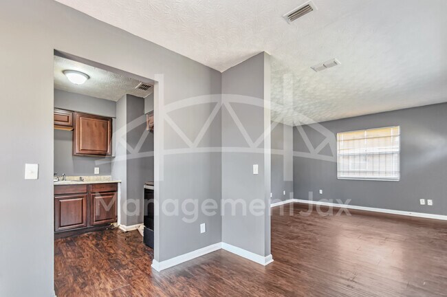 Foto del edificio - 1130 W 21st St