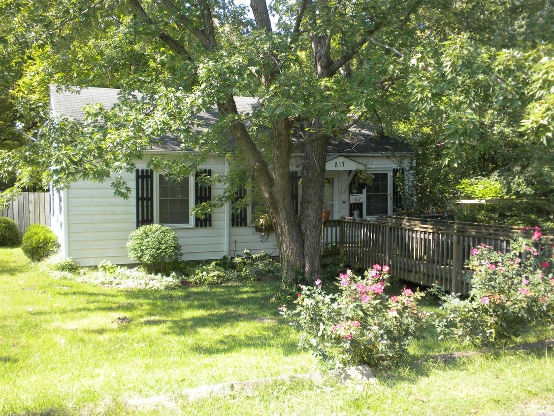 Foto principal - 2 Bedroom Home with large yard
