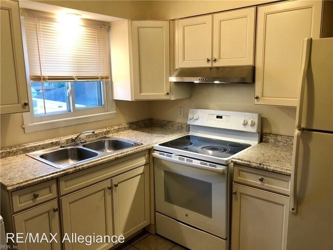 Building Photo - 2 br, 1 bath House - 4651 DENVER AVENUE #4