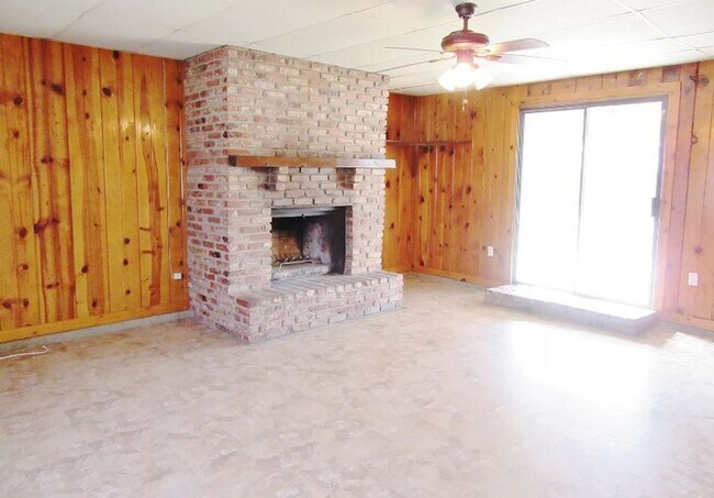 Building Photo - Single family home located in Oildale!