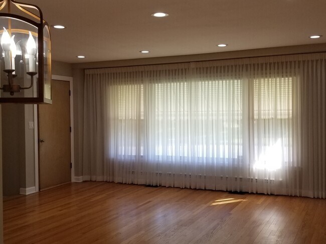 Foto del edificio - 1409 N Northwest Hwy