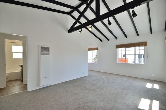 Building Photo - j421