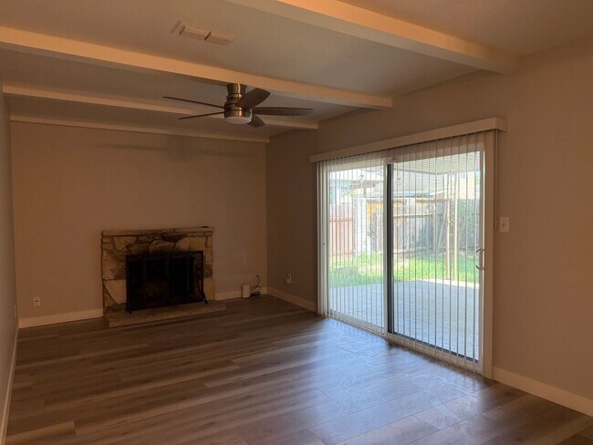 Foto del edificio - Beautiful and renovated 4 Bed 2 Bath in Sacramento!