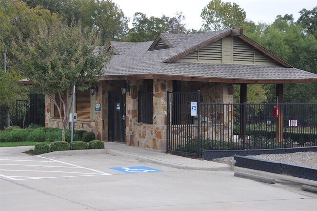 Building Photo - 409 Northbrook Ave
