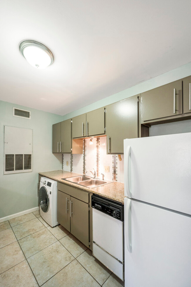 Building Photo - Daughtery Place 1 bedroom Downstairs Condo...