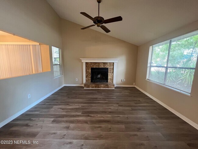 Foto del edificio - 6638 Wellington Pl Ln