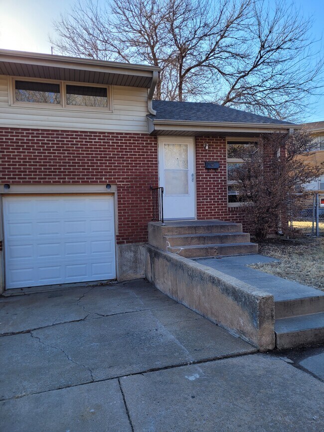 Building Photo - 508 E Prescott Rd