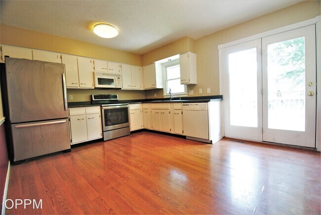 Building Photo - 4 br, 2 bath House - 10934 Leavenworth St