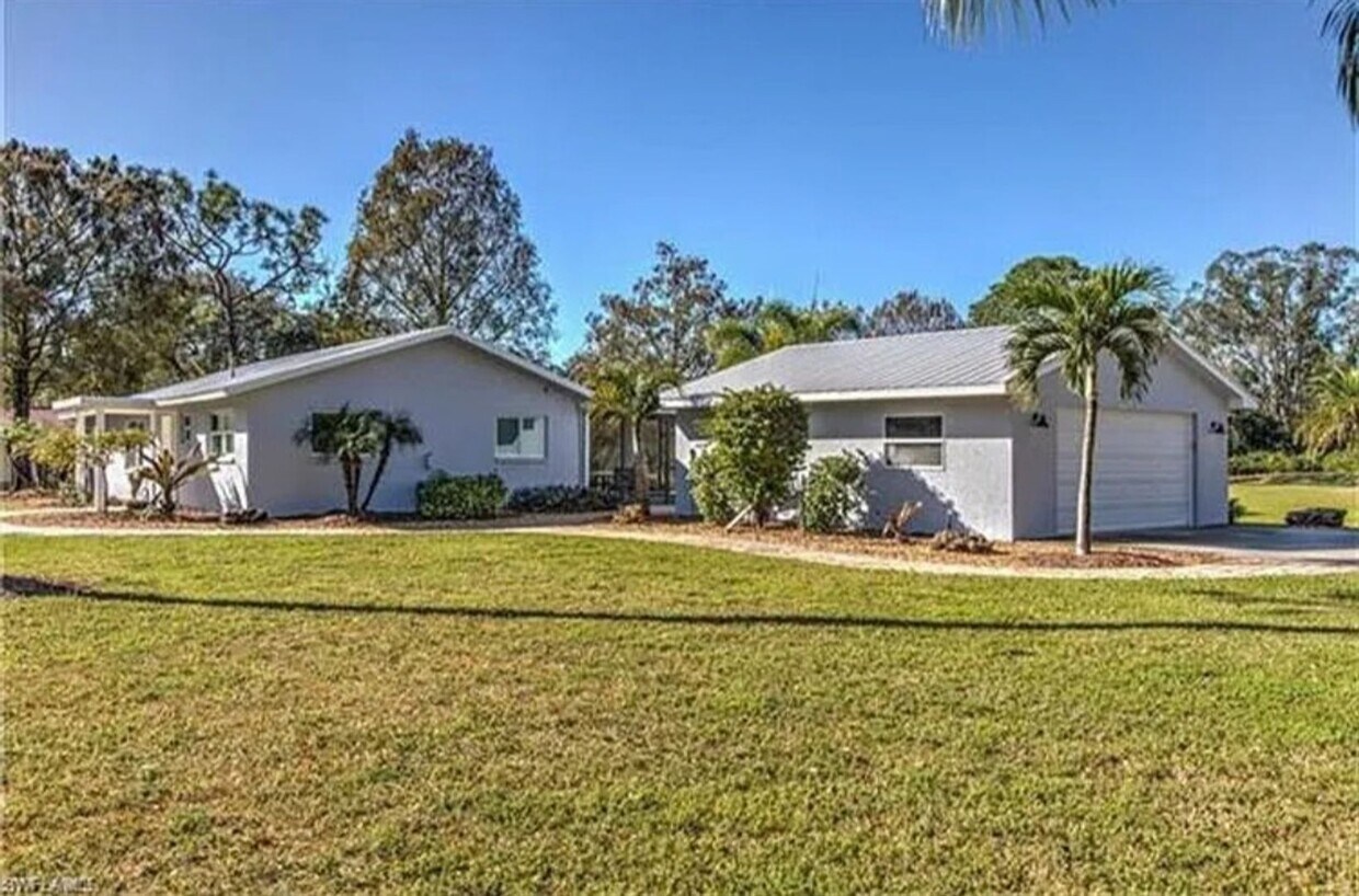 Primary Photo - Country Living Pool Home!
