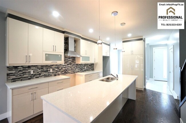 Building Photo - 9812 159 St NW