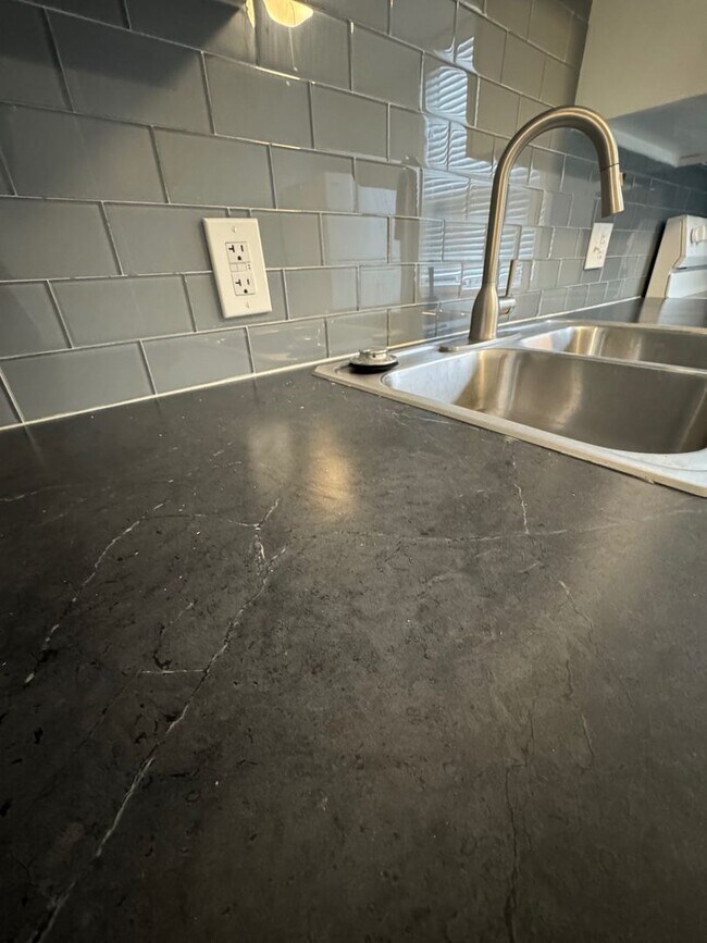 Foto del edificio - Charming 2-Bedroom Property (Water, Trash and Recycling and Sewer taken care by HOA)