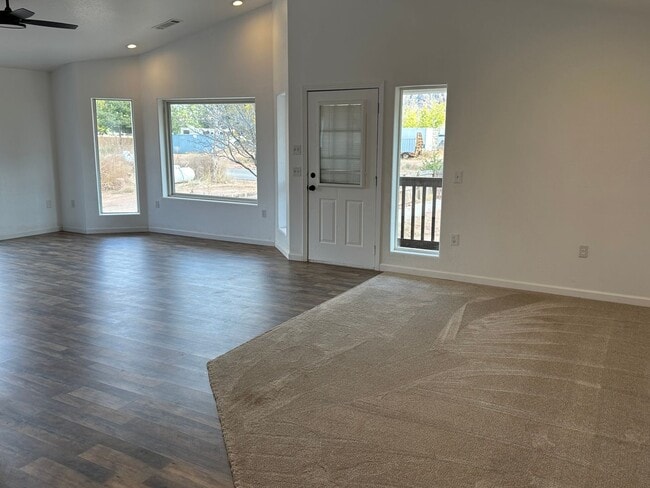 Building Photo - *utilities included* Remodeled 3 bed 3 bath apartment