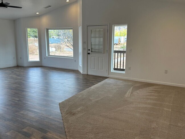 Foto del edificio - *utilities included* Remodeled 3 bed 3 bath apartment