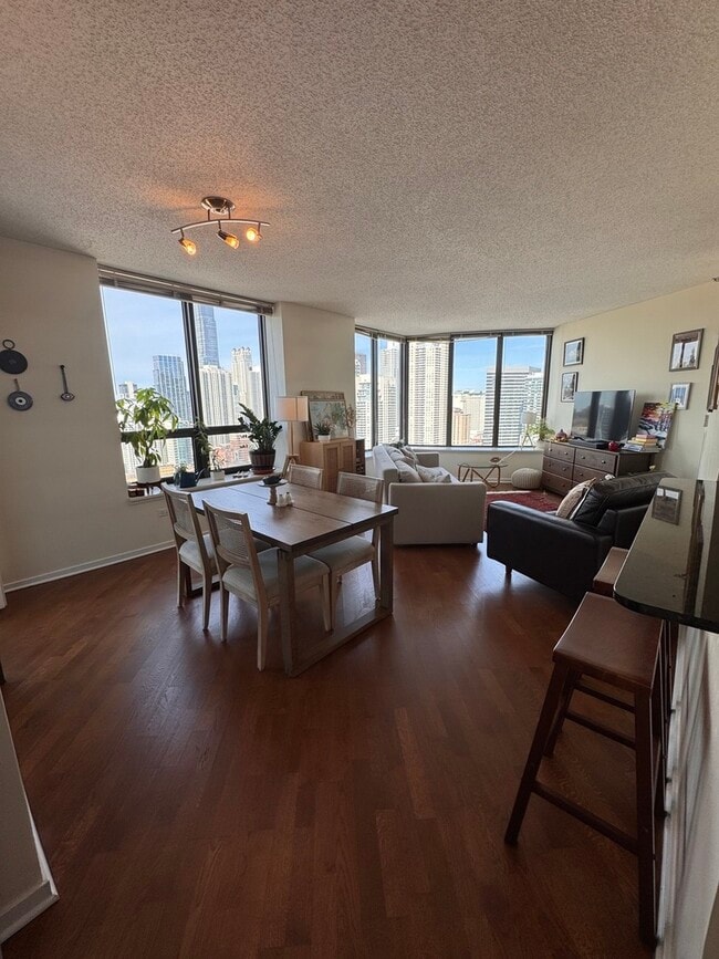 Building Photo - 400 N La Salle Dr
