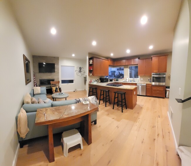 Open living kitchen area - 410 Miramar Dr