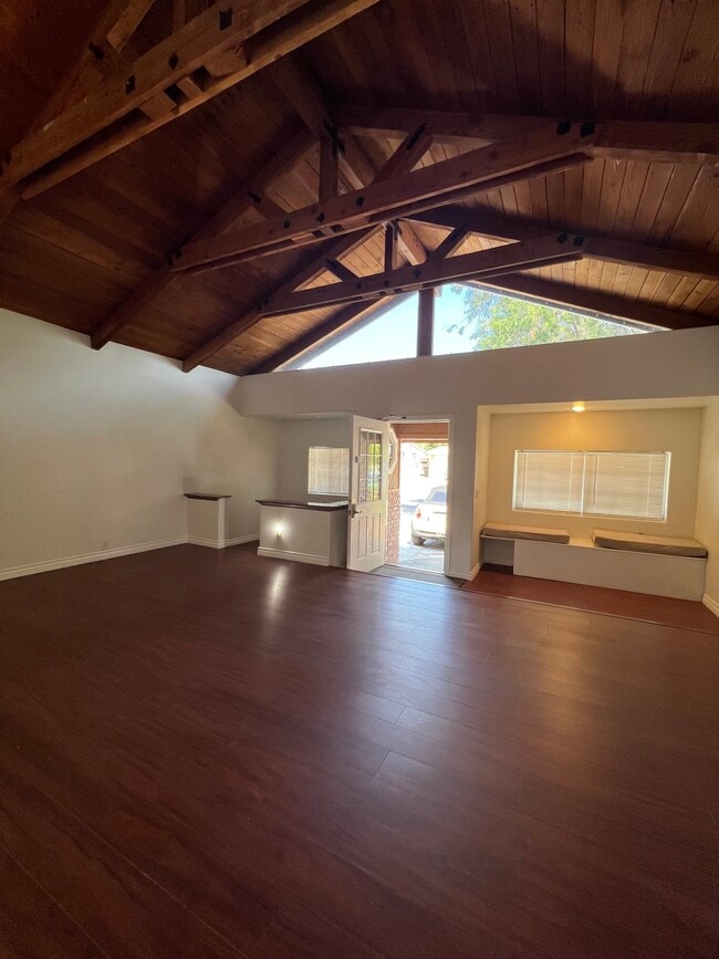 Sala de estar - 8731 Colbath Ave