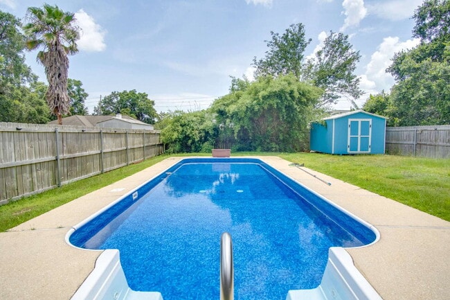 Foto del edificio - Northeast Pensacola Pool Home with Screened Porch and Fenced Yard