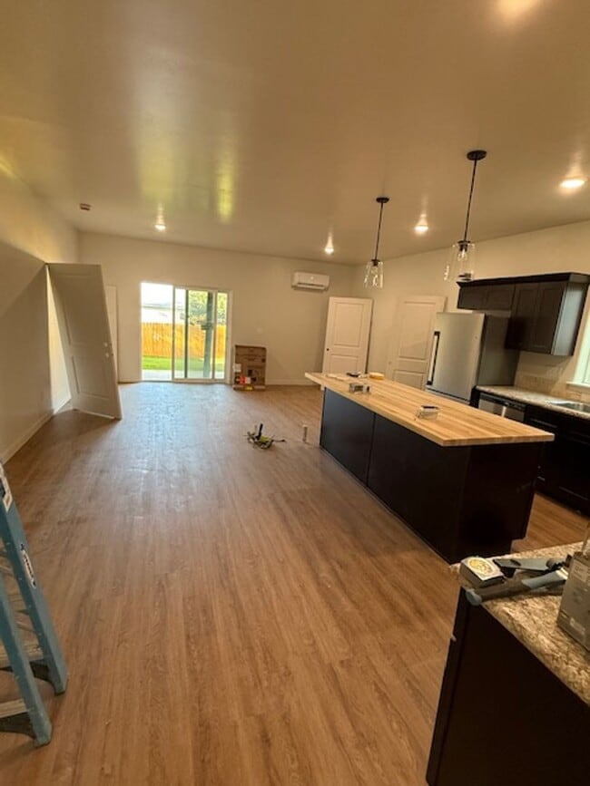 Building Photo - 504 S 5th St