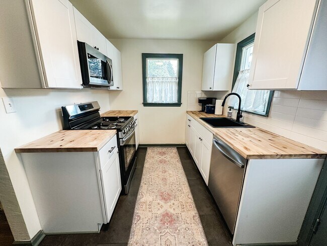 Foto del edificio - garden level one bedroom apartment