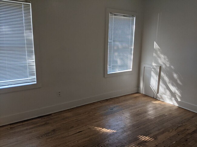 Foto del edificio - $1000 - 2 Bedroom 1 Bath Apartment - Less ...