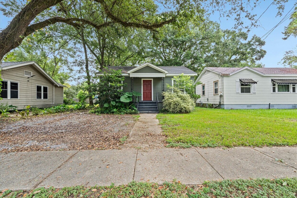 Primary Photo - CHARMING MIDTOWN COTTAGE with Updated Kitchen