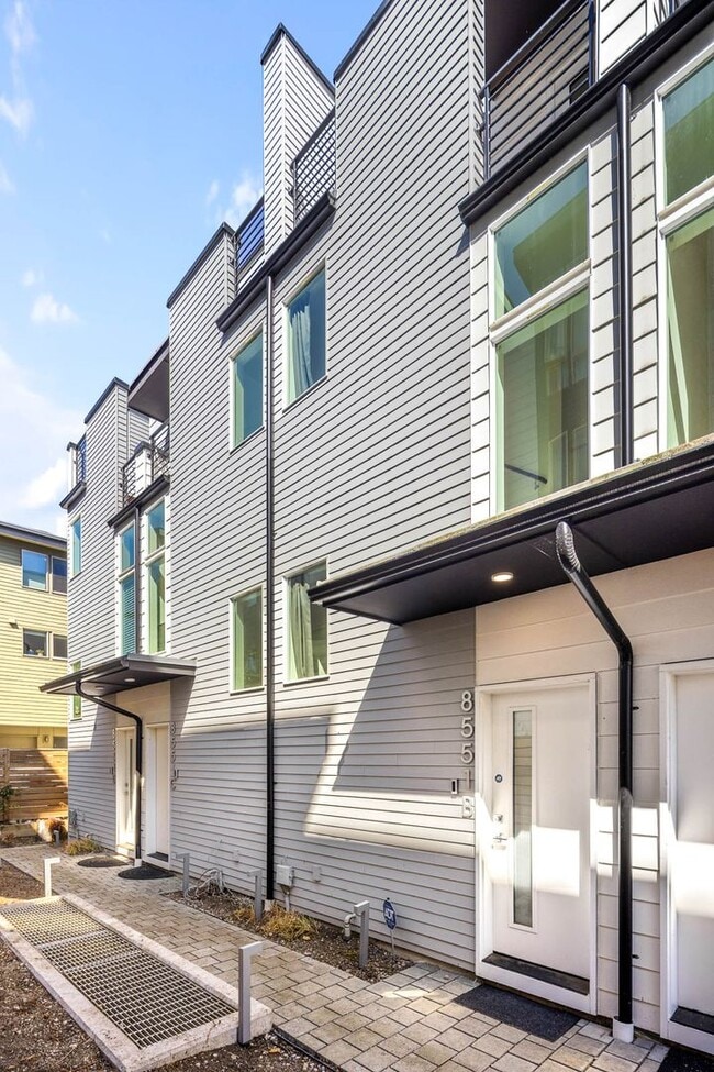 Building Photo - 8551B Midvale Ave N