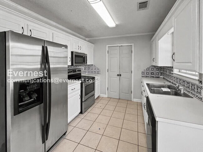Building Photo - 3 Bed, 2 Bath Home with Garage / Pet-Friendly / Vouchers Accepted / Available Now!