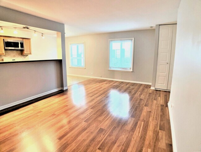 Building Photo - 1406 Cove Dr