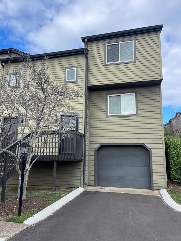 Two Bedroom Townhome in Green Hills - Two Bedroom Townhome in Green Hills