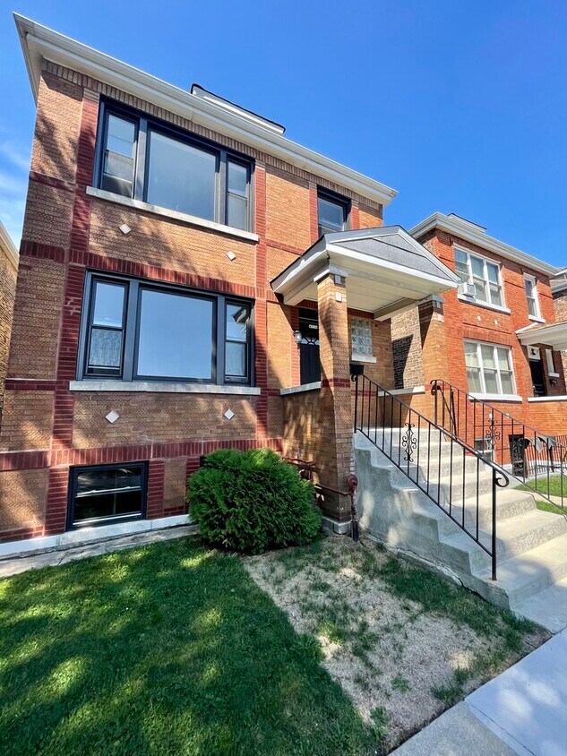 Primary Photo - 4736 S Maplewood Ave