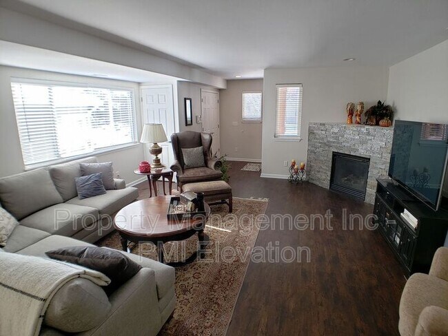 Foto del edificio - 2442 S Williams St