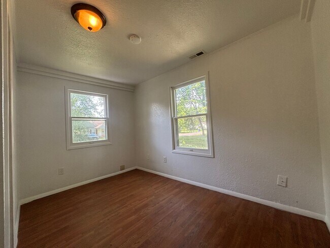Building Photo - Cozy 2 Bedroom house for Rent Just minutes...