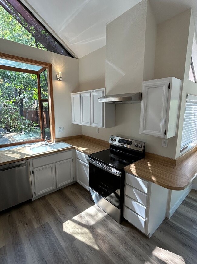 Building Photo - Remodeled 3-Bedroom Home in the Heart of M...