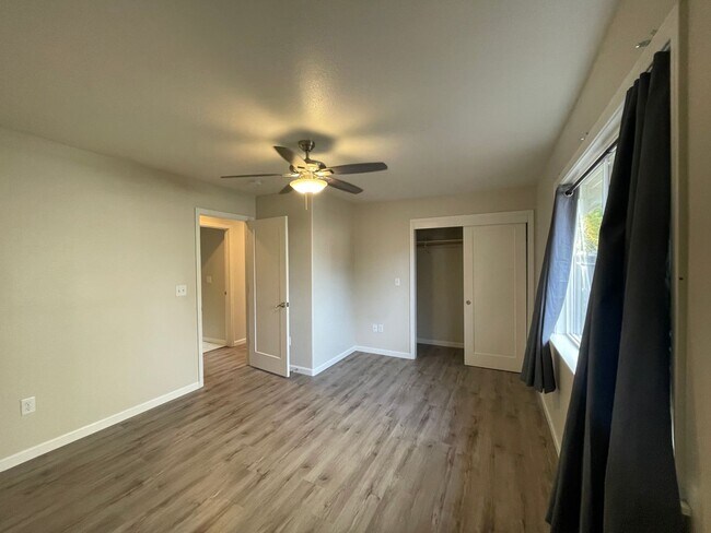 Building Photo - Charming Updated 2 Bedroom