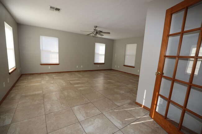 Foto del edificio - 1815 Nightingale Cir