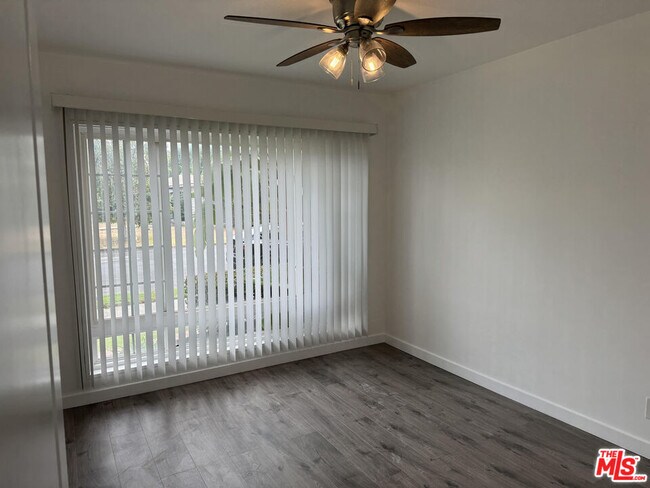 Foto del edificio - 4555 Sylmar Ave