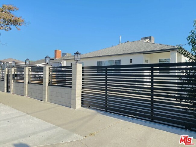 Building Photo - 11027 Valerio St