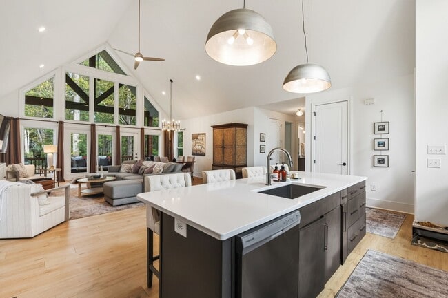 Building Photo - PARK FLEX STAYS-Peaceful 3 Bed, 2 Bath Cou...