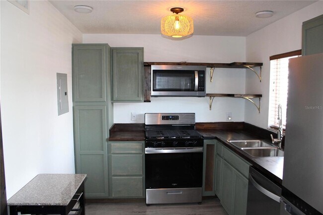 Foto del edificio - 1100 Martinique Dr