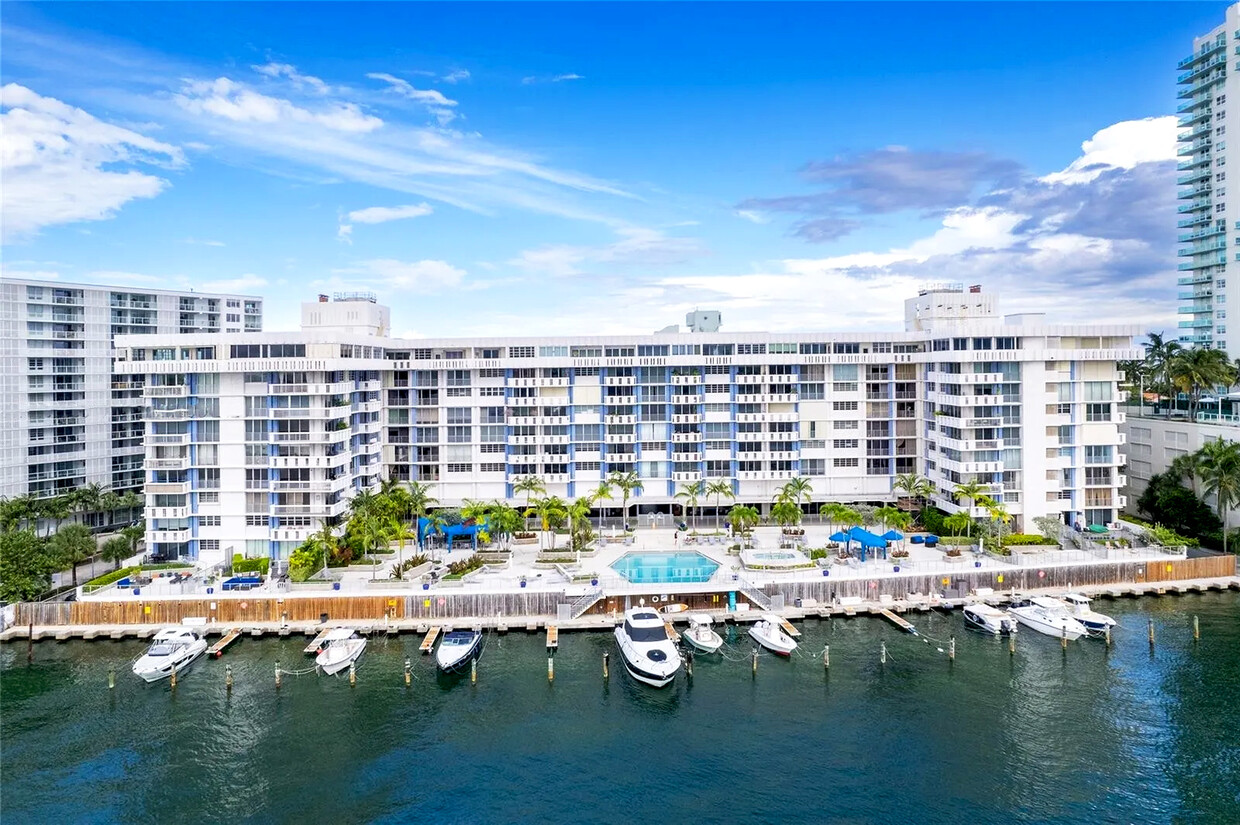 South Bay Club on Biscayne Bay - 800 West Ave