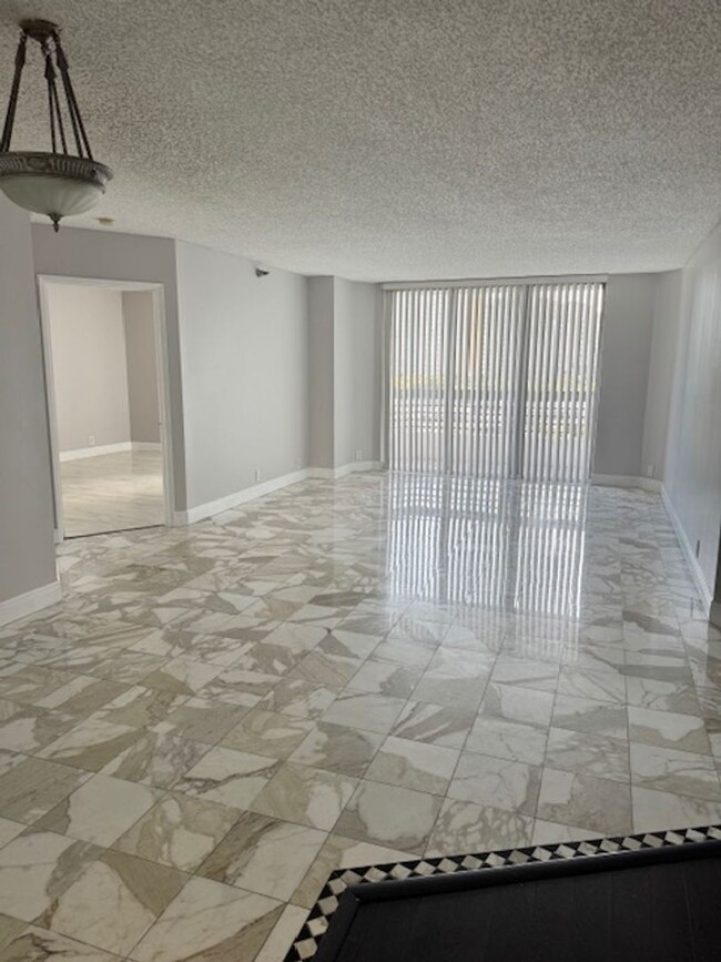 Building Photo - Beautiful 2/2 unit in Aventura