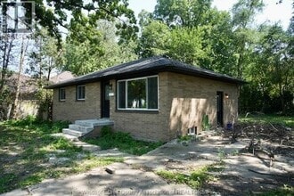 Building Photo - 955 Roseland Dr S