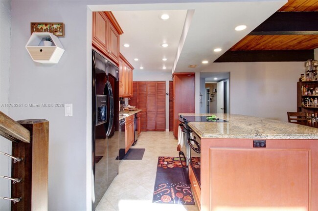 Building Photo - 730 E Coco Plum Cir