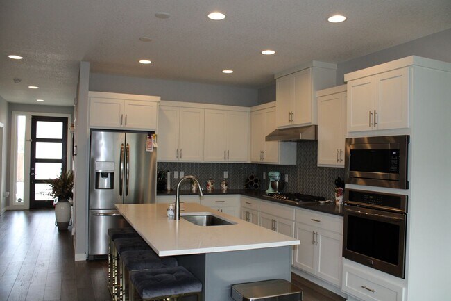 Foto del edificio - BEAUTIFUL 4+ BR, 2.5 BA Available Now!