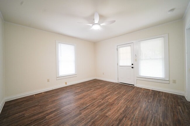 Building Photo - 1/2 MO/OFF SPECIAL - 3 bed/2 bath with yard work included