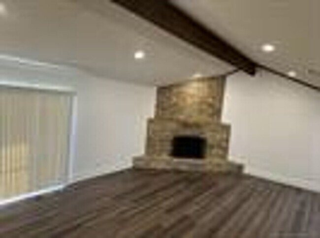Foto del edificio - Welcome home to this beautifully updated 3-bedroom, 2-bath home with a 2-car garage, located in t...