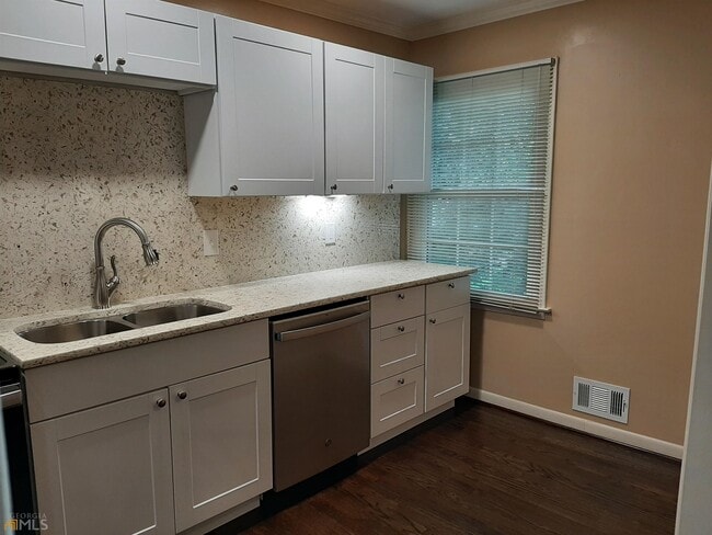 Building Photo - 5082 Chamblee Dunwoody Rd
