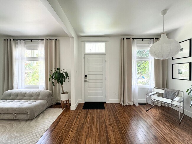 Foto del edificio - Gorgeous Avenues Remodel!