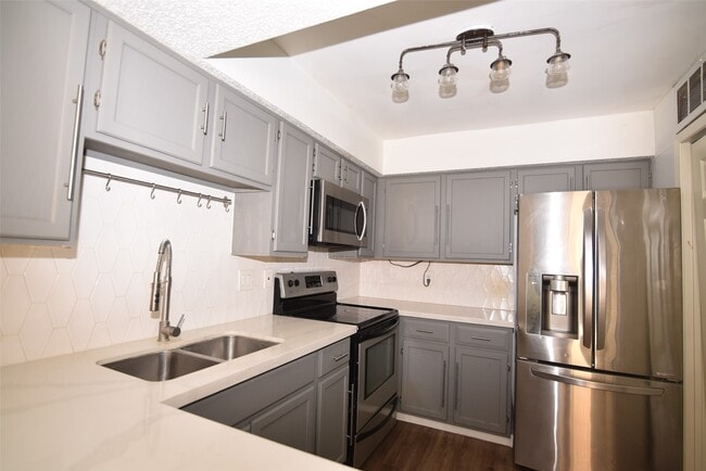 Building Photo - 10555 Turtlewood Ct